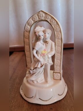 Vtg. Lenox Porcelain Bride and Groom Figurine/Cake Topper (115)